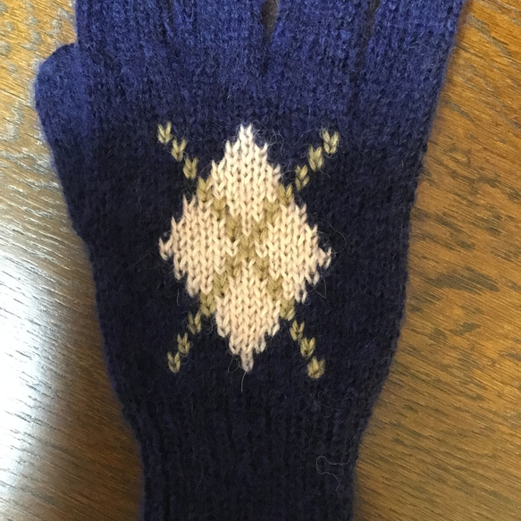 【受注生産】(婦人用)モヘヤとウールの高級毛糸で丁寧に編んだふわふわのアーガイル模様の手編みの手袋 8枚目の画像