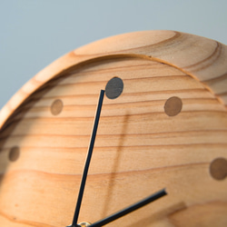 無垢の杉材を使った円形置き時計、掛け時計 8枚目の画像