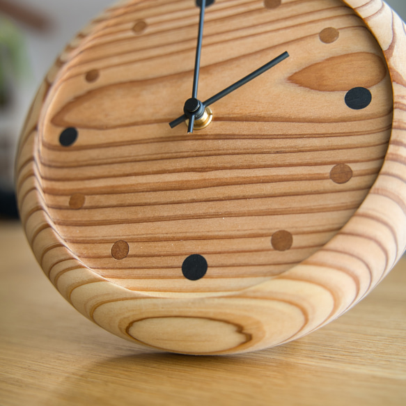 無垢の杉材を使った円形置き時計、掛け時計 5枚目の画像