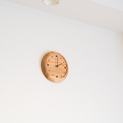 無垢の杉材を使った円形置き時計、掛け時計 9枚目の画像