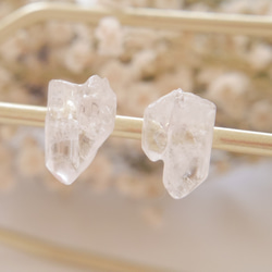 氷の結晶　やわらか水晶ピアス　silver925　クォーツ　天然石アクセサリー　シンプル　個性的　ギフト　ユニセックス 1枚目の画像