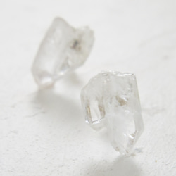 氷の結晶　やわらか水晶ピアス　silver925　クォーツ　天然石アクセサリー　シンプル　個性的　ギフト　ユニセックス 2枚目の画像