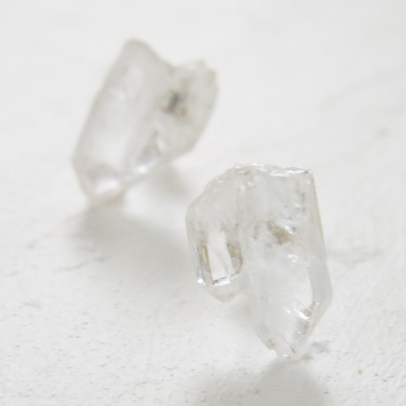 氷の結晶　やわらか水晶ピアス　silver925　クォーツ　天然石アクセサリー　シンプル　個性的　ギフト　ユニセックス 2枚目の画像