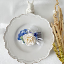 ブルー　白いミニバラとリボンのヘアクリップ  小サイズ 1枚目の画像