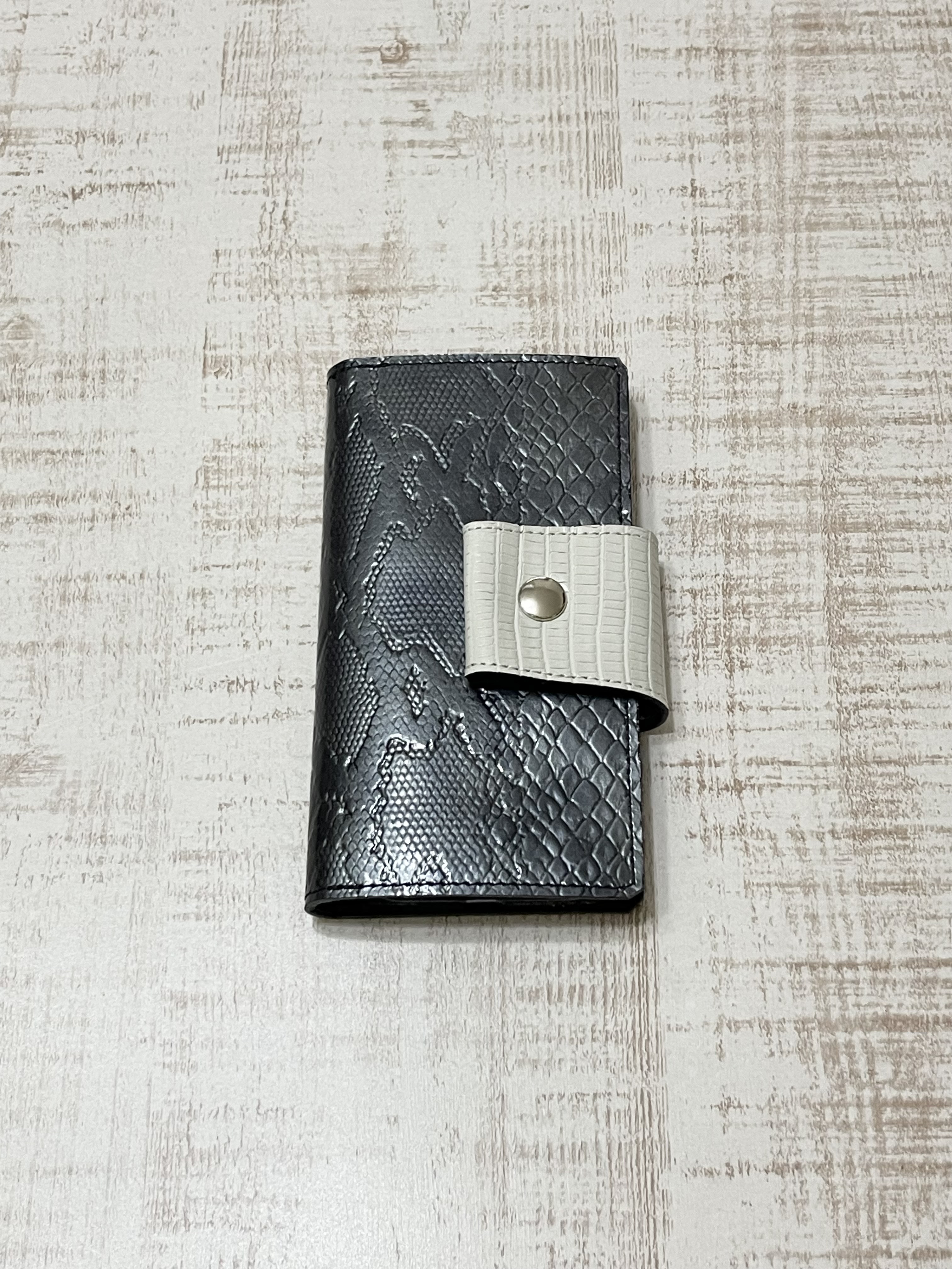 iPhone13  へぐっ スマホケース　【革　皮　レザー　手帳型　ボタン留め　個性  らしく　 ヘビ柄】