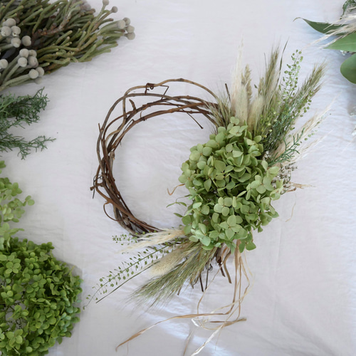 北海道アナベルのリース。ブラックウォッチ・チェック柄リボン付き