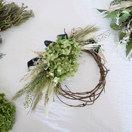 北海道アナベルのリース。ブラックウォッチ・チェック柄リボン付き