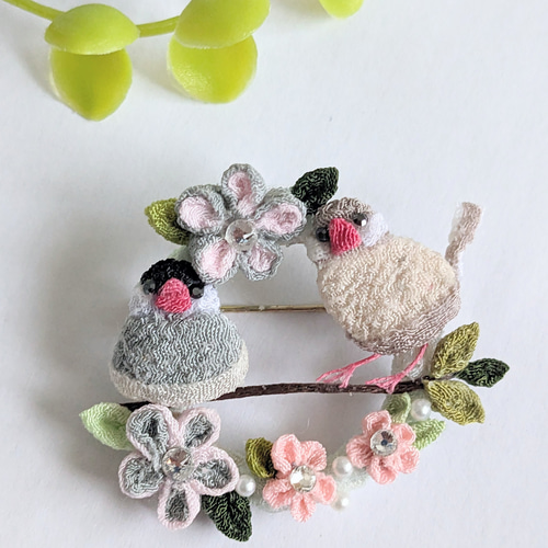 仲良し文鳥さんとお花のリングブローチ。つまみ細工。 ブローチ さゆう