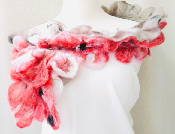 Mum羊毛氈手創作品--多層次花花飾界圍巾/衣飾 第4張的照片