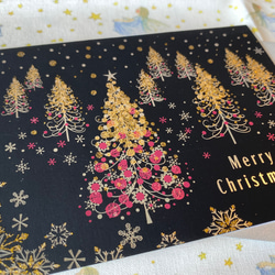 新入荷！日本製！クリスマスカード！『ピンクラメがアクセント！森の中のクリスマスツリー柄』～中紙付き～① 1枚目の画像