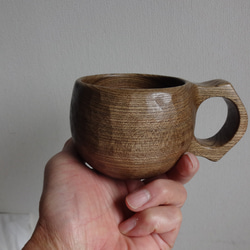 單片深代榆木雕刻而成的咖啡杯，霧面飾面 第3張的照片