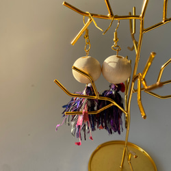 ハンドメイド　ウッドビーズ　と　引き揃え糸　の　お化け　風　ピアス　紫　オーナメント 3枚目の画像