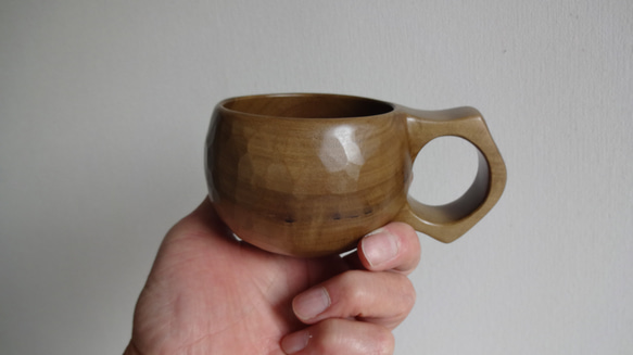 ウグイス色の朴の木の一木彫りコーヒーカップ　マット仕上げ 2枚目の画像