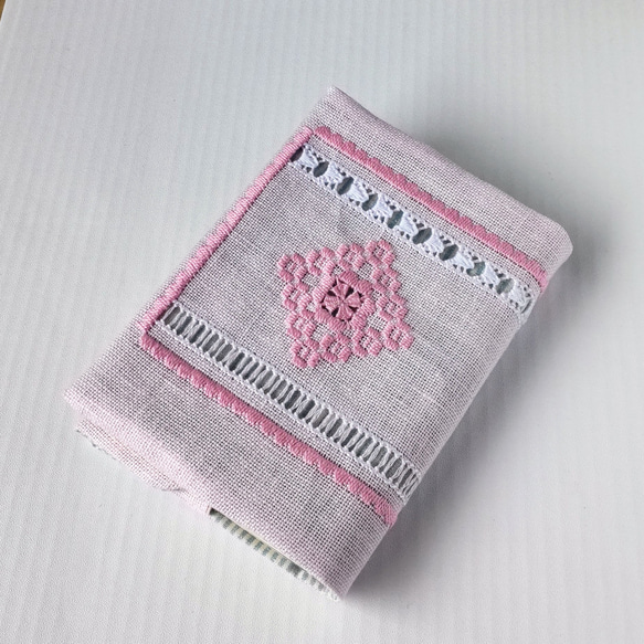 リネンの手刺繍ブックカバー  淡いピンク (A6/ 文庫本サイズ ) 3枚目の画像