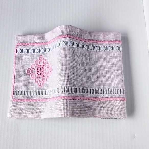リネンの手刺繍ブックカバー  淡いピンク (A6/ 文庫本サイズ ) 4枚目の画像