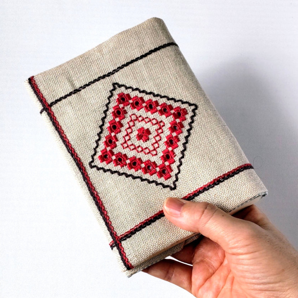 リネン  手刺繍のブックカバー   赤&茶  (A6/文庫本) 1枚目の画像