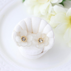 模糊花朵「秋櫻花」耳環【白色】 第3張的照片