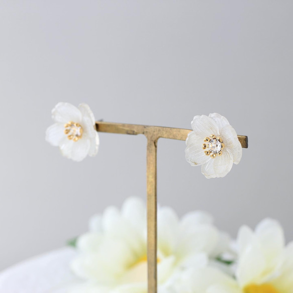 模糊花朵「秋櫻花」耳環【白色】 第2張的照片
