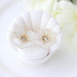模糊花朵「秋櫻花」耳環【白色】 第4張的照片
