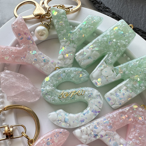 milky color♡レジンイニシャルキーホルダー キーホルダー yu- 通販