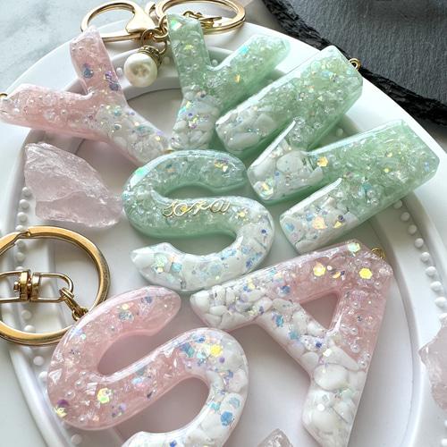激安 超特価商店街  milky color♡レジンイニシャルキーホルダー キーホルダー yu チャーム