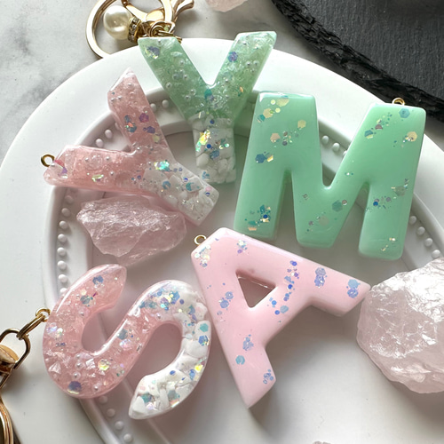 【すきま】ニュアンスカラー　レジン　イニシャルキーホルダー 名前入れ無料】ニュアンスカラー レジン イニシャルキーホルダー