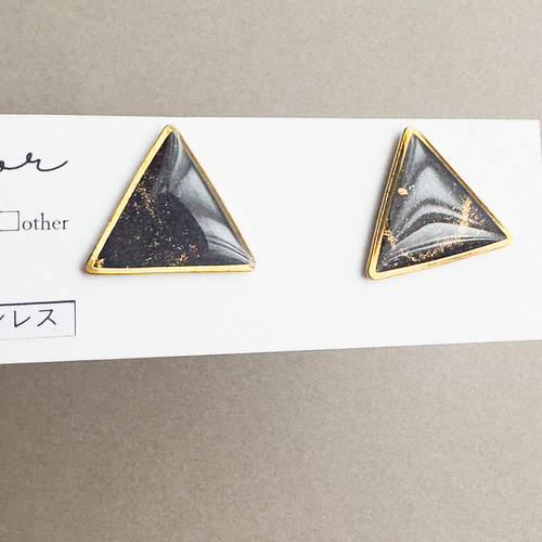 1点物】アルコールインクアート ブラック 三角 ピアス サージカル