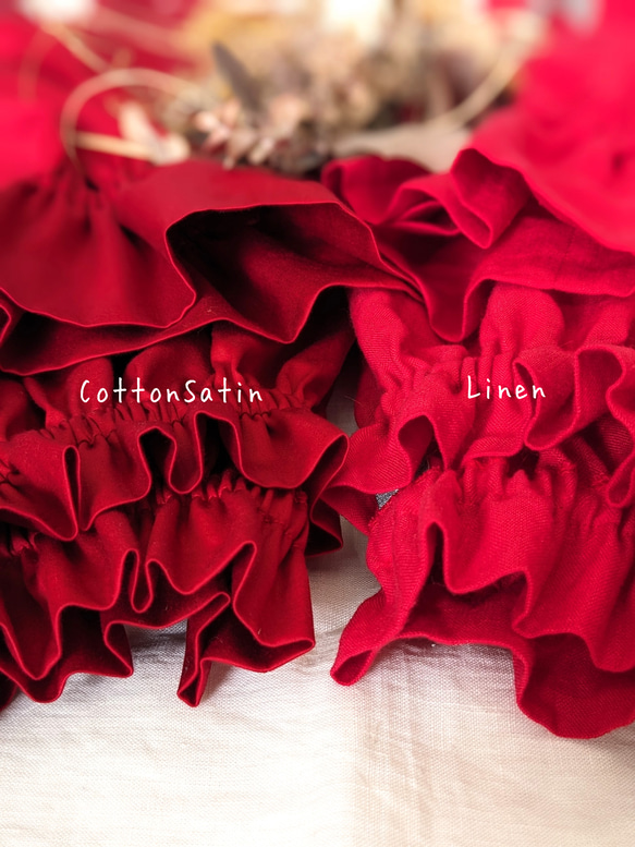 赤　控えめな艶のサテンフリルブラウス（フォーマル＆普段使い） 10枚目の画像