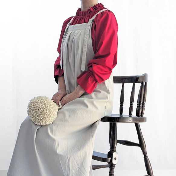 赤　控えめな艶のサテンフリルブラウス（フォーマル＆普段使い） 13枚目の画像