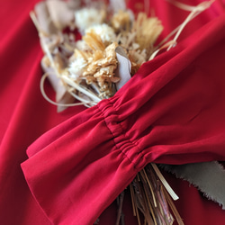 赤　控えめな艶のサテンフリルブラウス（フォーマル＆普段使い） 7枚目の画像