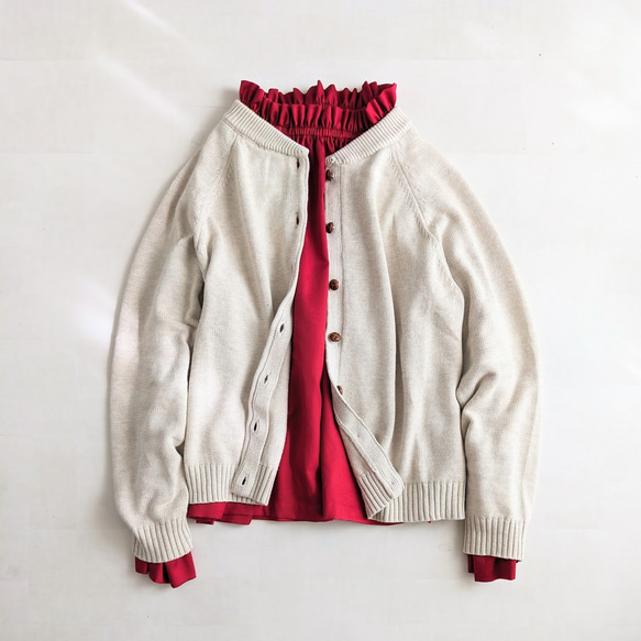 赤　控えめな艶のサテンフリルブラウス（フォーマル＆普段使い） 2枚目の画像