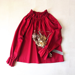 赤　控えめな艶のサテンフリルブラウス（フォーマル＆普段使い） 11枚目の画像