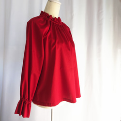 赤　控えめな艶のサテンフリルブラウス（フォーマル＆普段使い） 6枚目の画像