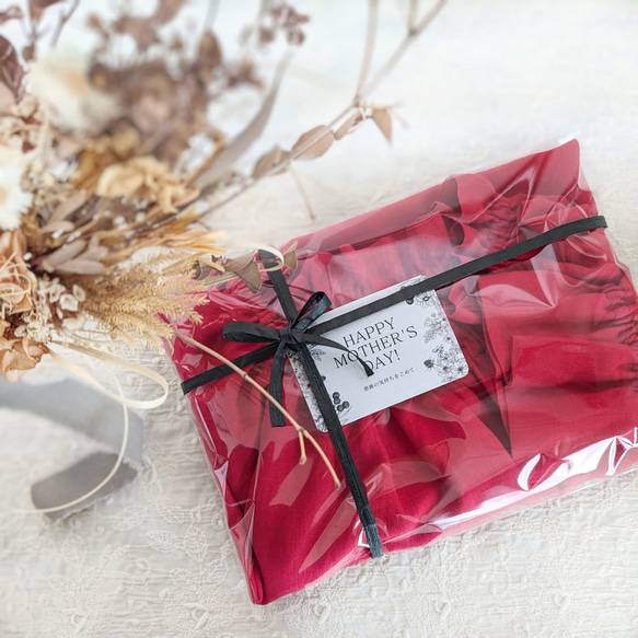 赤　控えめな艶のサテンフリルブラウス（フォーマル＆普段使い） 8枚目の画像