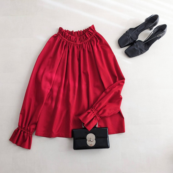 赤　控えめな艶のサテンフリルブラウス（フォーマル＆普段使い） 12枚目の画像