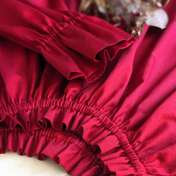 赤　控えめな艶のサテンフリルブラウス（フォーマル＆普段使い） 5枚目の画像
