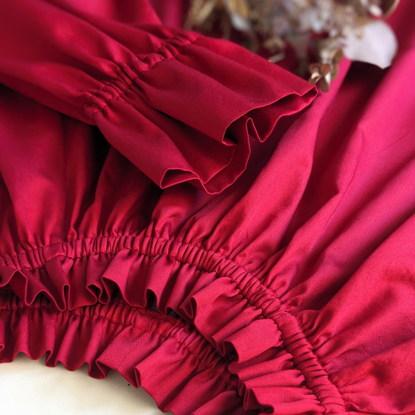 赤　控えめな艶のサテンフリルブラウス（フォーマル＆普段使い） 5枚目の画像