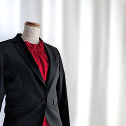 赤　控えめな艶のサテンフリルブラウス（フォーマル＆普段使い） 3枚目の画像