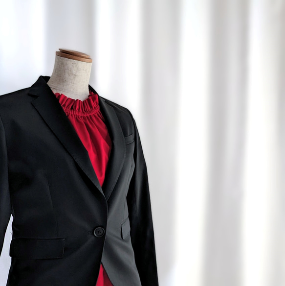 赤　控えめな艶のサテンフリルブラウス（フォーマル＆普段使い） 3枚目の画像