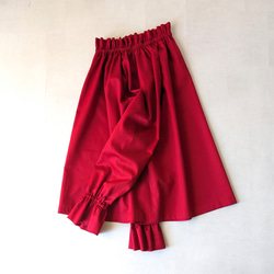 赤　控えめな艶のサテンフリルブラウス（フォーマル＆普段使い） 4枚目の画像