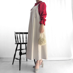 赤　控えめな艶のサテンフリルブラウス（フォーマル＆普段使い） 14枚目の画像