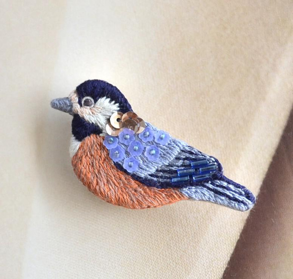 〈再販〉ビーズ刺繍　小鳥ブローチ　ヤマガラ 1枚目の画像