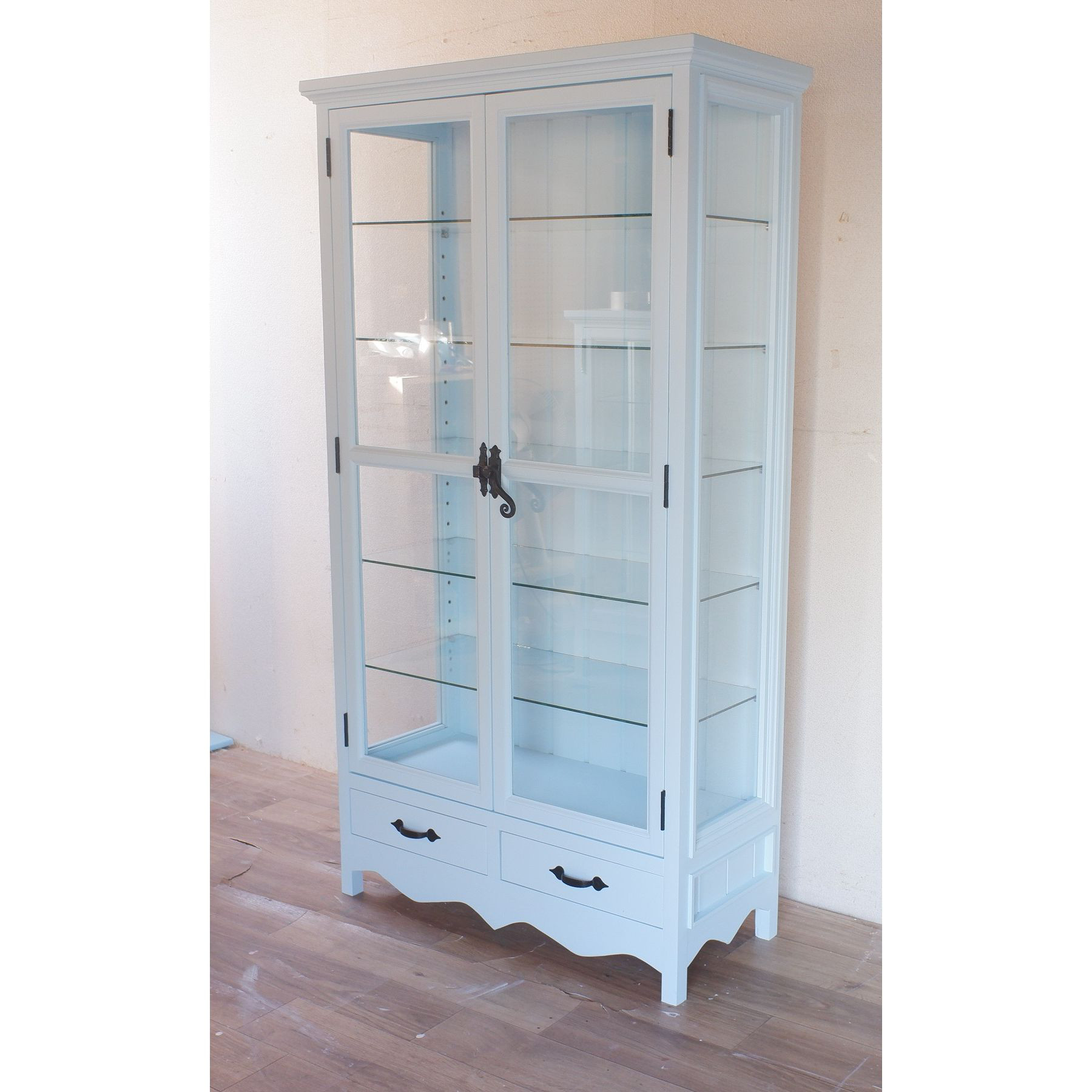 水色のガラスキャビネット　ロートアイアン取っ手仕様