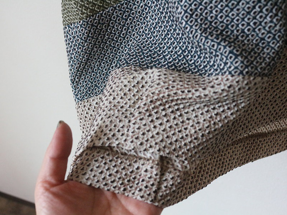 着物リメイク　抹茶と生成り色しぼり合せＶネックベスト 16枚目の画像