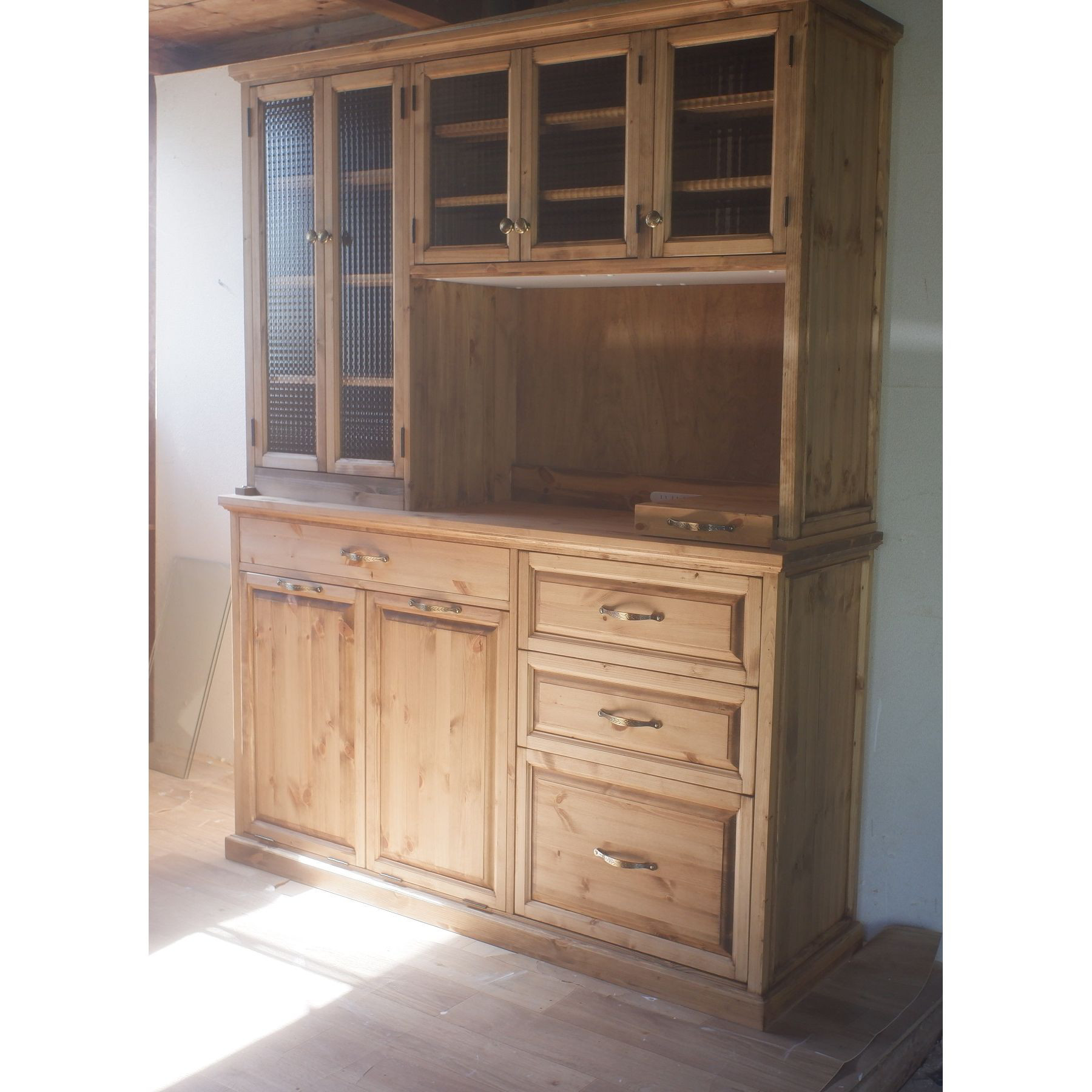 ダストボックス付きチェッカーガラスの食器棚　ナチュラルワックス塗装