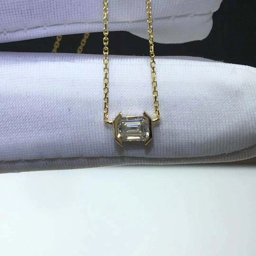 newデザイン】輝くエメラルド モアサナイト ネックレス K18YG  