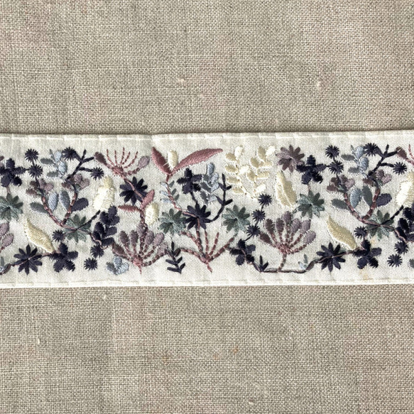 インド刺繍リボン50cm切り売り　くすみフラワー 4.9cm幅　R-0766　花 1枚目の画像