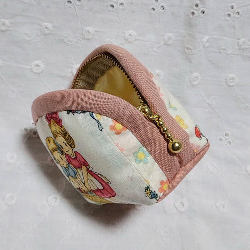 ハンドメイド、二人の女の子柄の小さなポーチ、小銭入れ、ピンク色の  