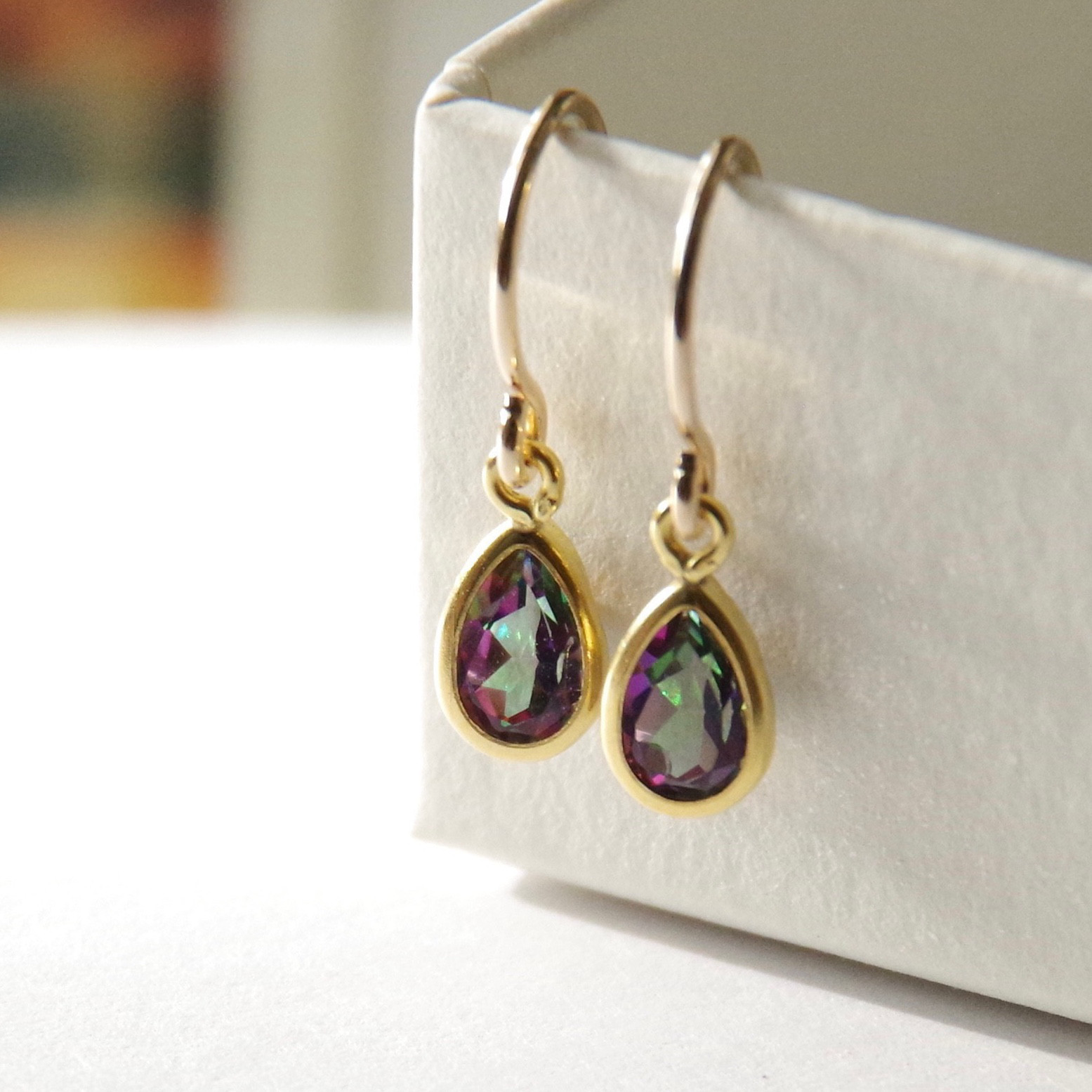 14kgf 天然色ルビーのひと粒雫チャーム(ペアシェイプ) 14kgf天然色