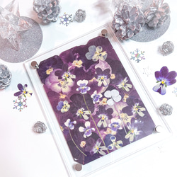 雪の結晶と紫ビオラのクリスマスオーナメント 3枚目の画像